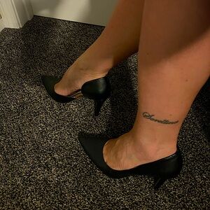 Worn 1 time.  Women’s black heels with scallop inside edge.  Super comfy!